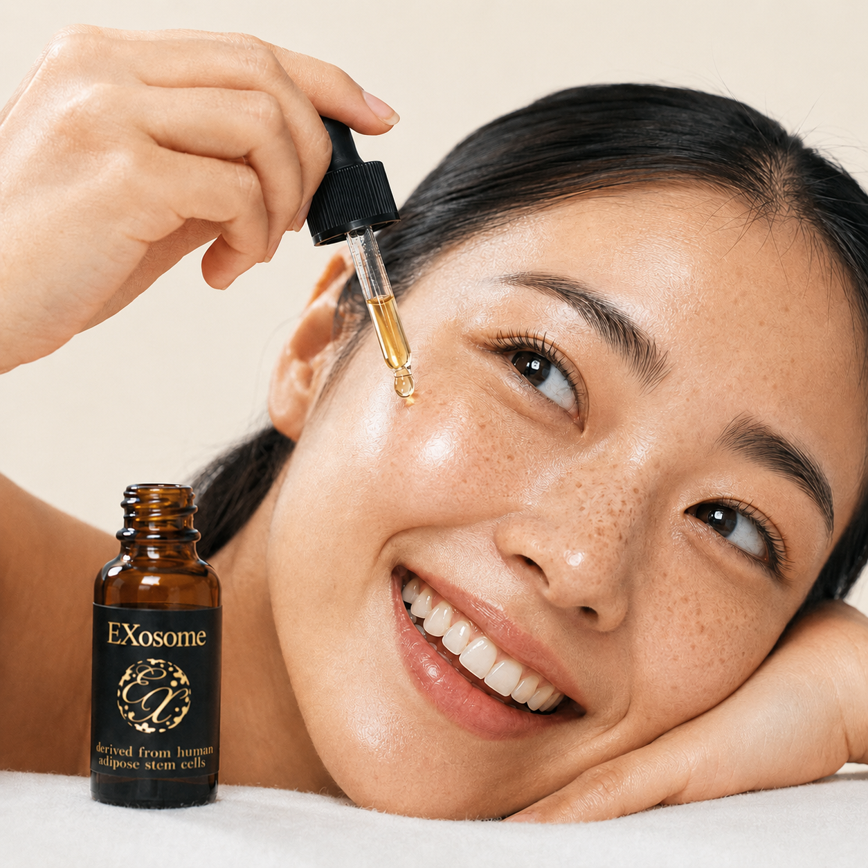 女性側躺以滴管將 EXOSOME 外泌體原液精華液點於面頰，旁為標示「derived from human adipose stem cells」的琥珀色瓶身。外泌體為直徑 30 至 150 納米的細胞囊泡，配方另含 NMN